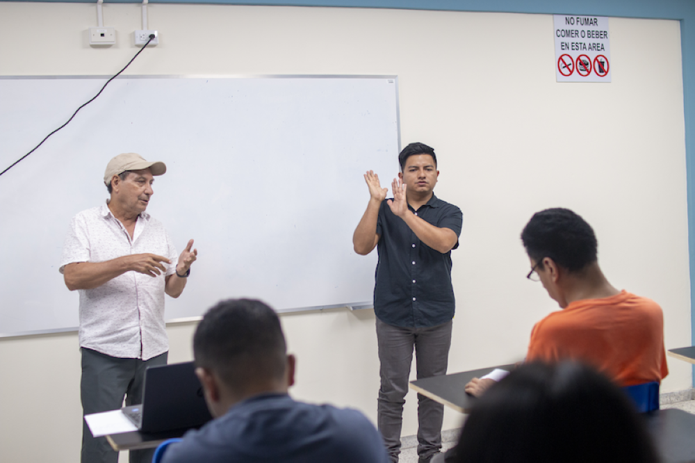 Ronald Vásquez,  ha trabajado como intérprete en diversas situaciones como en la Universidad de El Salvador./Lisbeth Ayala,image_description: