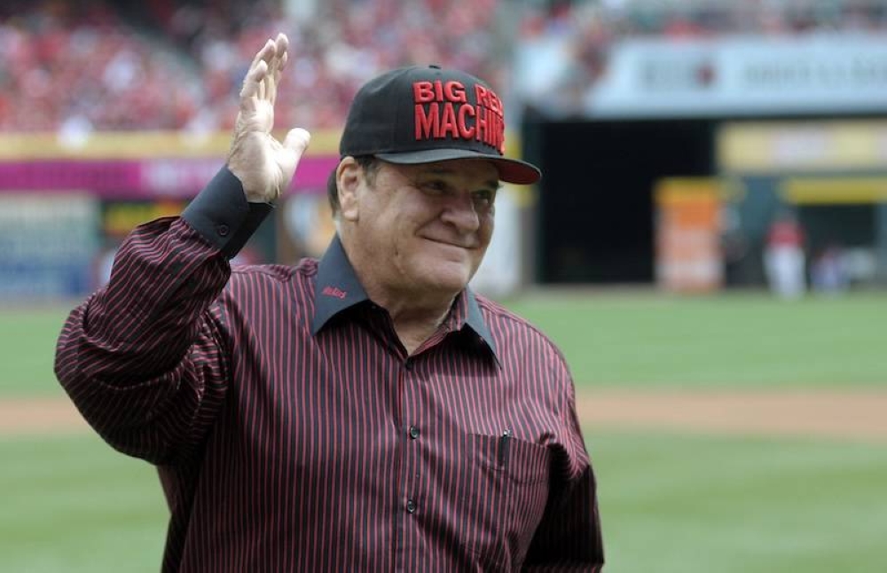 Pete Rose saluda a la multitud durante una ceremonia en el Great American Ball Park el 12 de septiembre de 2015 en Cincinnati, Ohio. Pete Rose, el rey de los hits de todos los tiempos de las Grandes Ligas de Béisbol que abandonó el deporte en desgracia tras ser suspendido por apostar en los partidos, murió el 30 de septiembre de 2024 a los 83 años, según informaron varios medios de comunicación estadounidenses./AFP,image_description:St Louis Cardinals v Cincinnati Reds