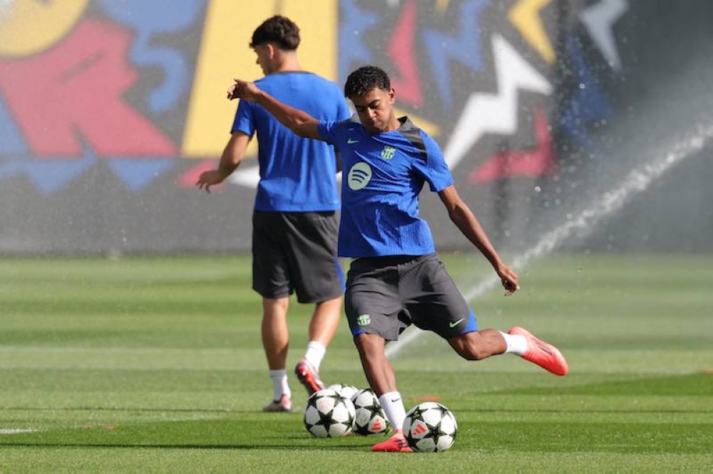 El delantero español del Barcelona, u200bu200bLamine Yamal, participa en una sesión de entrenamiento en vísperas del partido de fútbol de la UEFA Champions League entre el suizo Young Boys y el FC Barcelona en el campo de entrenamiento Joan Gamper en Sant Joan Despí, cerca de Barcelona. / AFP,image_description: