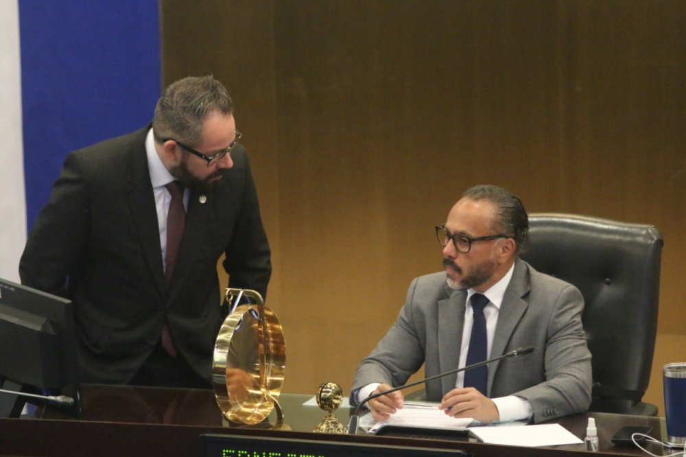 Ernesto Castro, presidente de Asamblea Legislativa, junto al gerente de operaciones legislativas, Franklin Nolasco. / Lisbeth Ayala.,image_description: