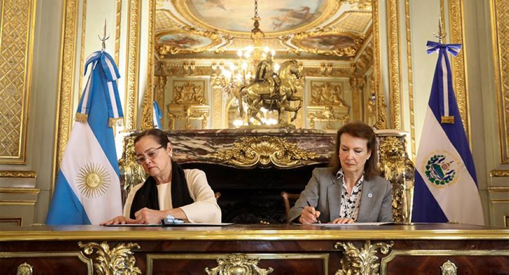 Canciller de El Salvador, Alexandra Hill Tinoco firmando acuerdos deportivos e hiu0301dricos junto a la canciller argentina, Diana Mondino. / Cancilleria_Ar,image_description: