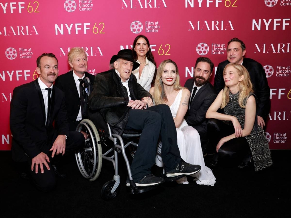 El elenco: Jonas Dornbach, Guy Hendrix Dyas, Edward Lachman, Sofía Subercaseaux, Angelina Jolie, Pablo Larraín, Alba Rohrwacher y Juan de Dios.  Photo by Jason Mendez / GETTY IMAGES NORTH AMERICA / Getty Images via AFP