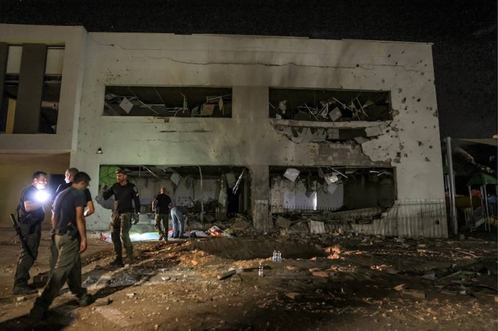 Esta imagen muestra una vista de un edificio escolar gravemente dañado después de que un proyectil explotara al impactar, en la ciudad de Gedera, al sur de Israel, el 1 de octubre de 2024, luego de que Irán lanzara una andanada de misiles contra Israel en respuesta a los asesinatos del líder libanés de Hezbolá, Nasrallah, y otros militantes respaldados por Irán./ AFP