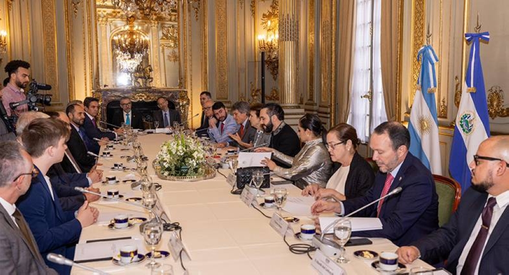 Presidente Nayib Bukele en la Cancilleriu0301a argentina en reunión con inversionistas. / PresidenciaSV,image_description: