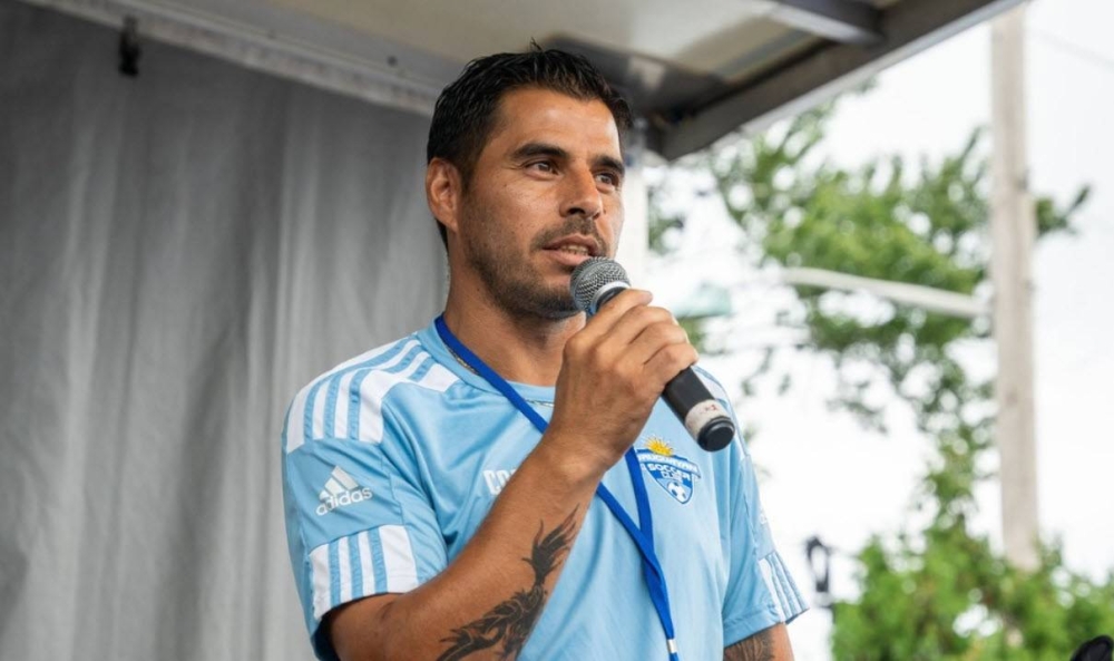 Paolo Suárez dirige una academia de fútbol en Long Island, Estados Unidos. ,image_description: