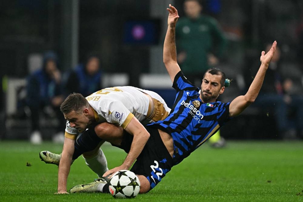 Timi Elsnik, del Estrella Roja, trata de frenar a Henrikh Mkhitaryan, del Inter. / AFP,image_description: