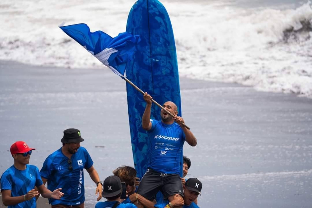 Amado de Jesús Alvarado porta la bandera de El Salvador en Guatemala. ,image_description: