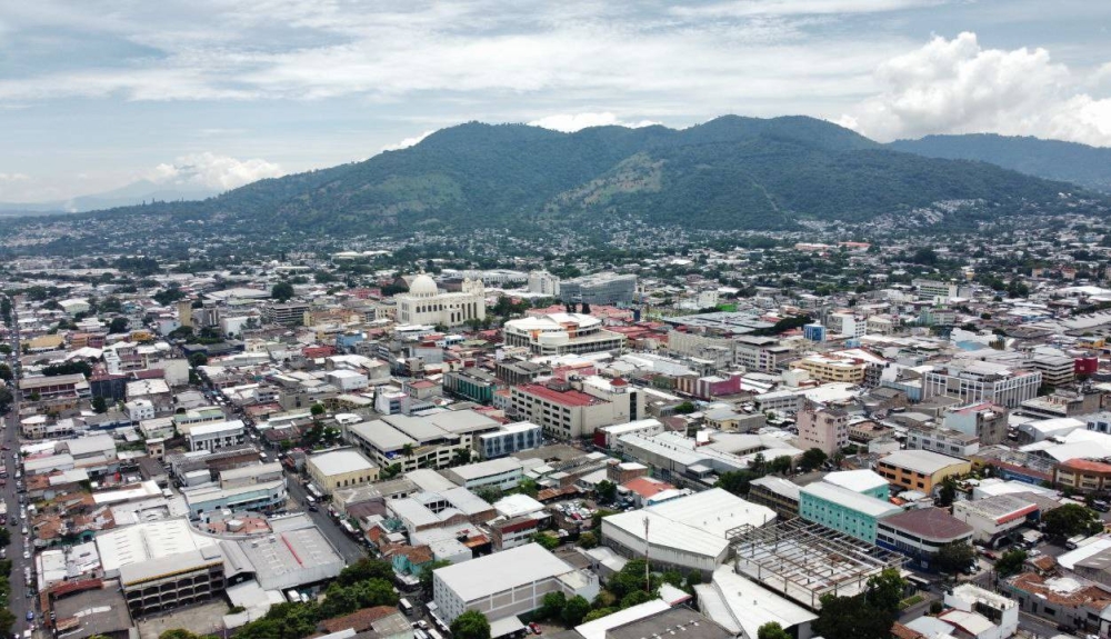 Las proyecciones promedio de crecimiento, estimadas por la Secmca, rondan un 2.8  para el cierre de 2024 en El Salvador. /Francisco Valle,image_description: