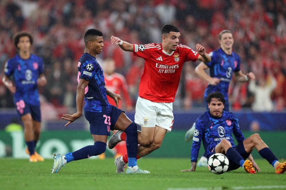 Reinildo, del Atlético Madrid, no puede con Zeki Amdouni, del Benfica. / AFP,image_description: