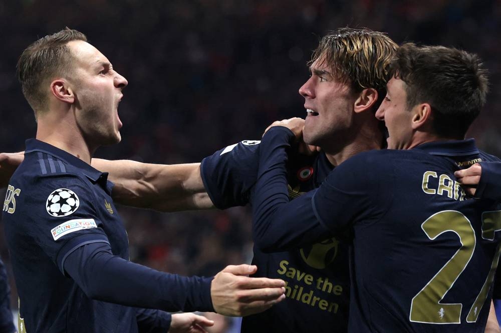 Dusan Vlahovic y Teun Koopmeiners celebran uno de los goles de Juventus. / AFP,image_description: