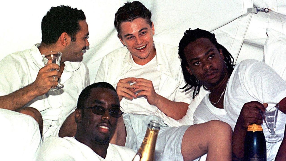 Leonardo DiCaprio en una de las famosas white parties que terminaban en los bacanales Freaks Off.,image_description: