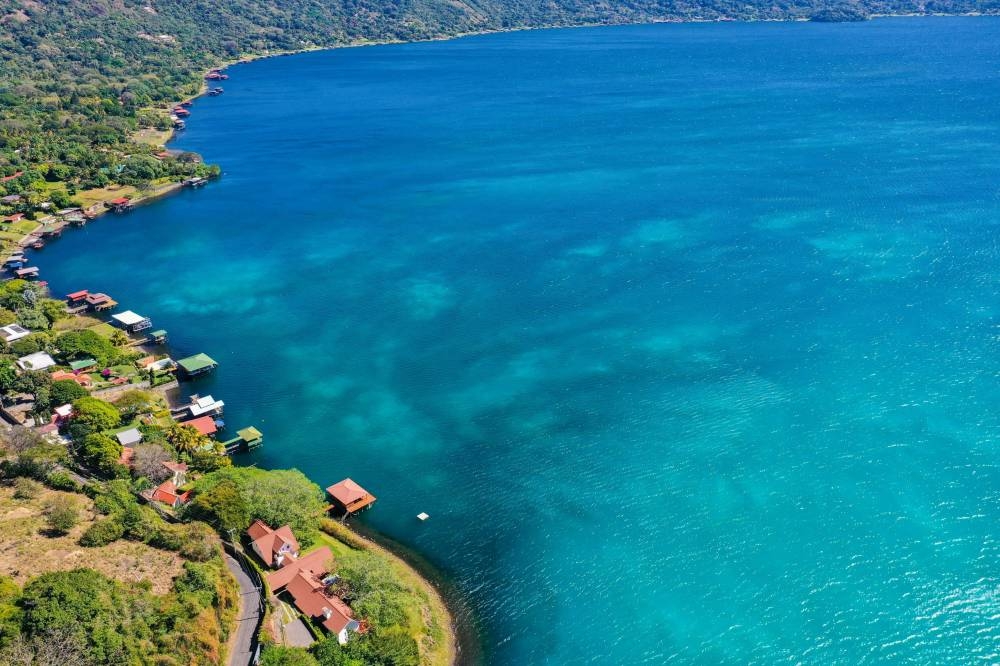 El Lago de Coatepeque volvió a cambiar su color a turquesa antes de cerrar el 2023. Cortesía Medio Ambiente.,image_description: