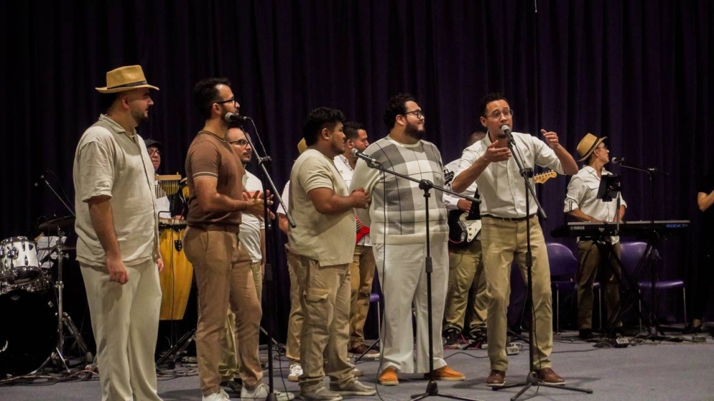 El elenco es encabezado por Rolando Lobos al frente y Adri Cortés, quienes interpretan a Emilio y Gloria Estefan.,image_description: