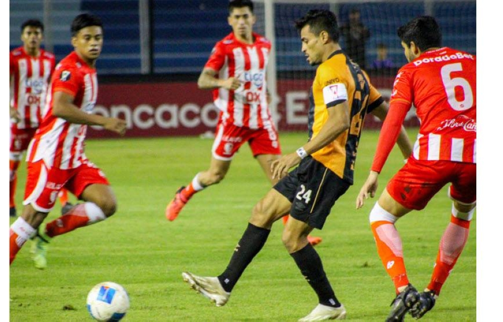 Darwin Cerén, capitán del Águila, en acción ante Real Estelí. ,image_description: