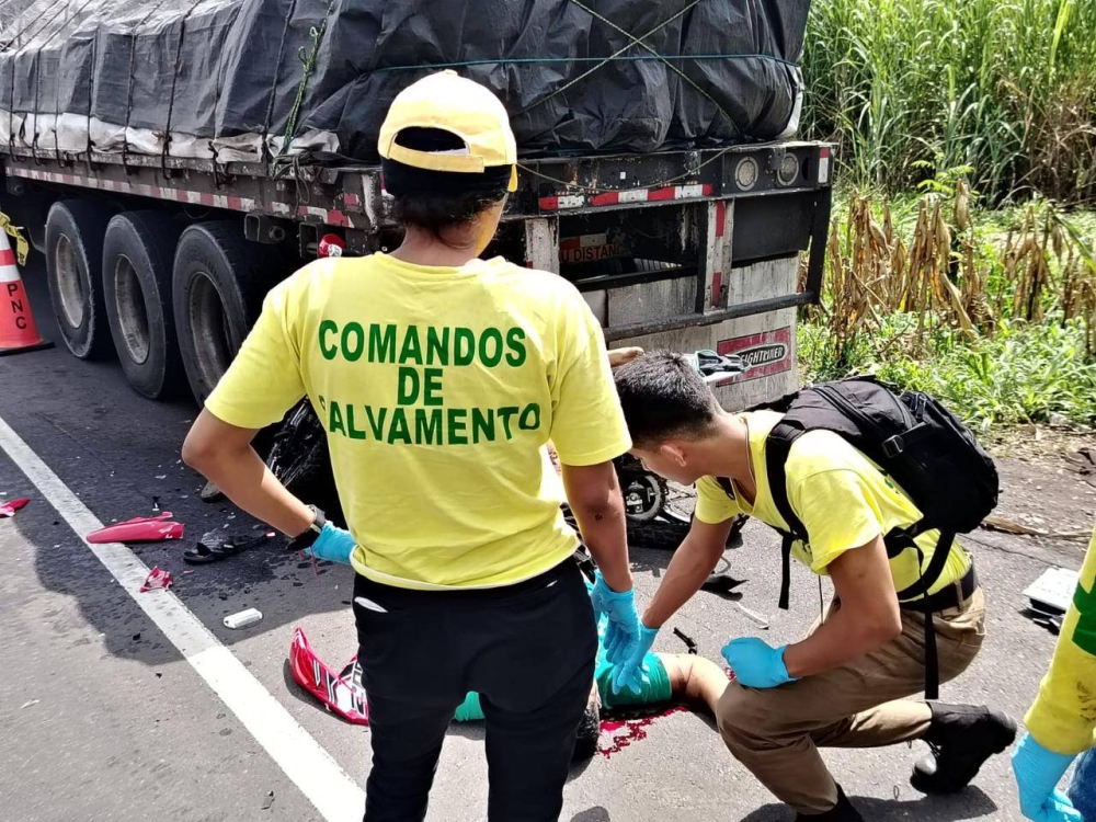 Un motociclista no identificado se estrelló contra una rastra estacionada en Sonsonate y murió el fin de semana. / Cortesía Comandos de Salvamento. ,image_description: