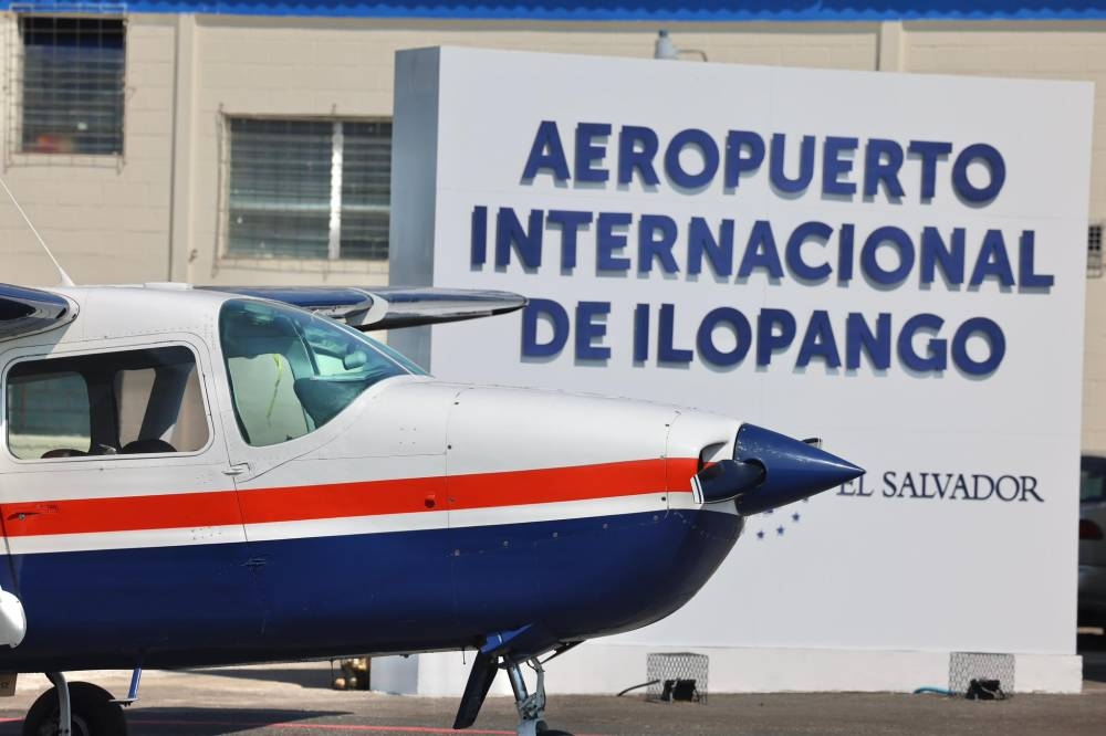 Con el préstamo se busca remodelar hangares y accesos del Aeropuerto de Ilopango, así como rehabilitar la pista de aterrizaje y las calles de rodaje. ,image_description: