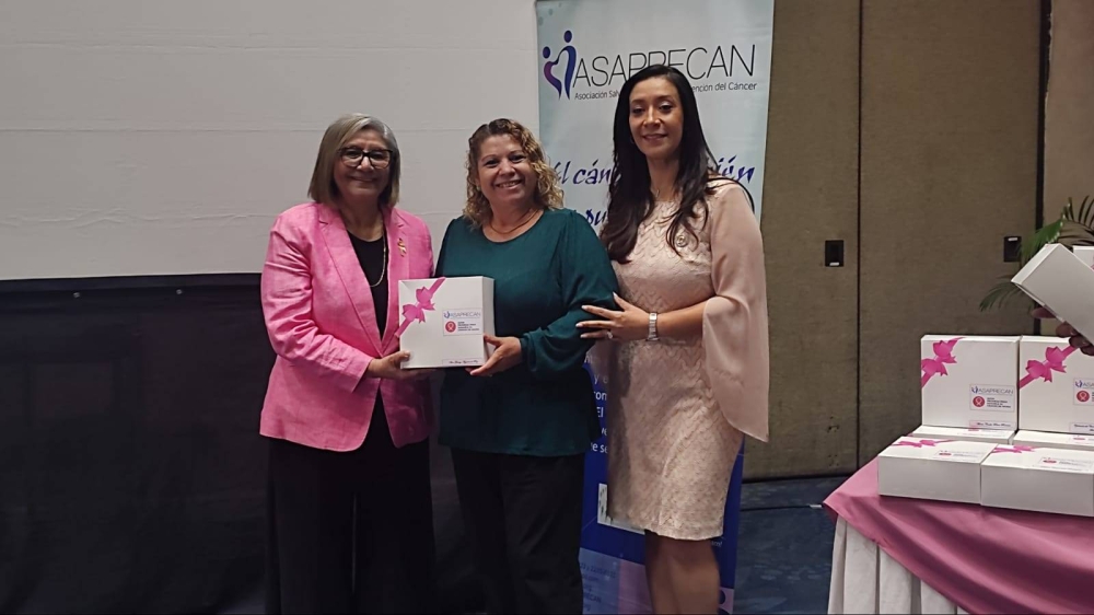 Cada una de las mujeres beneficiarias recibió su kit al finalizar el evento. Margarita Aguilar,image_description: