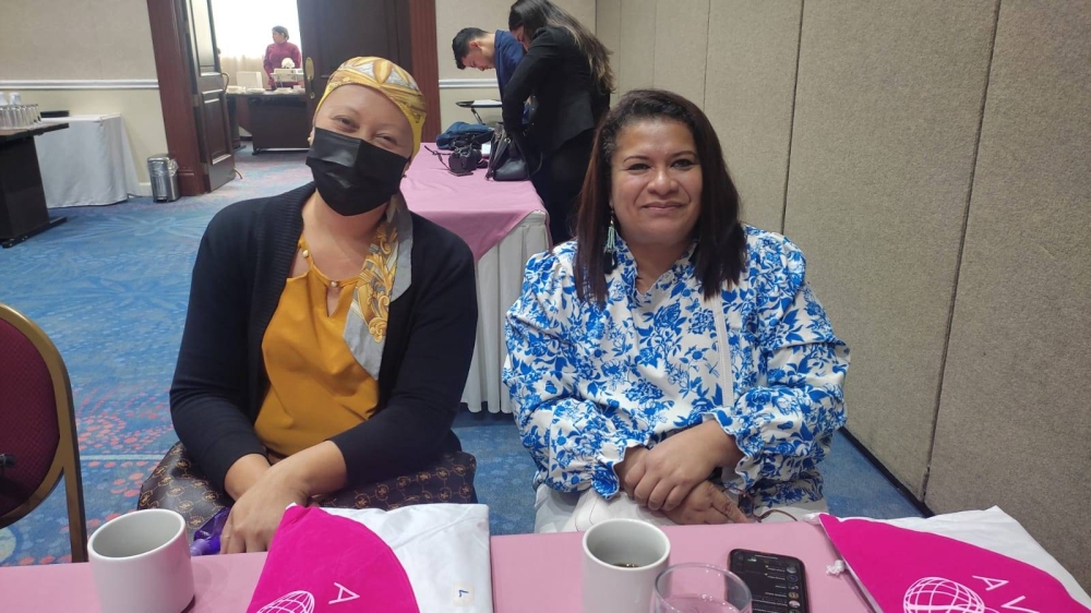 Reyna Huezo y Elena Alfaro, asistentes al evento y beneficiarios del proyecto.  /Margarita Aguilar.