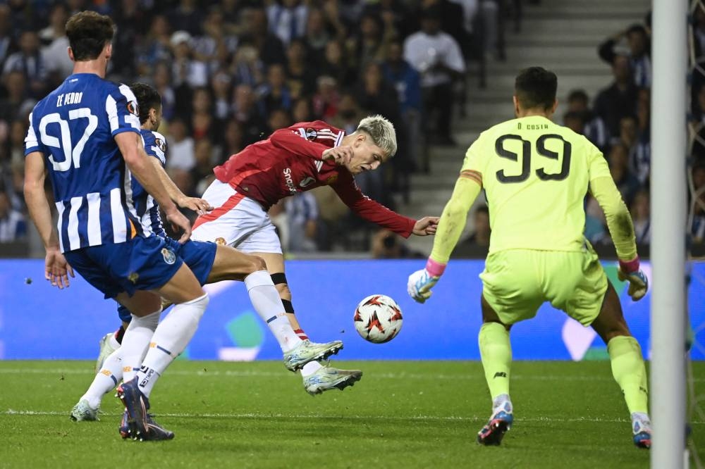 Alejandro Garnacho, del Manchester United, intenta un remate ante el marco del Porto. / AFP ,image_description: