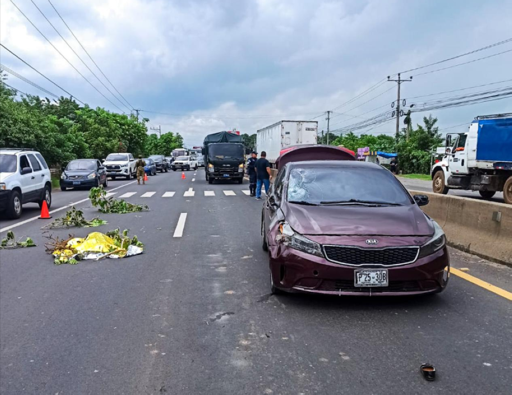 Un vehículo tipo sedán se vió involucrado en el accidente/ Foto tomada de la cuenta de la PNC en la red socuial,image_description: