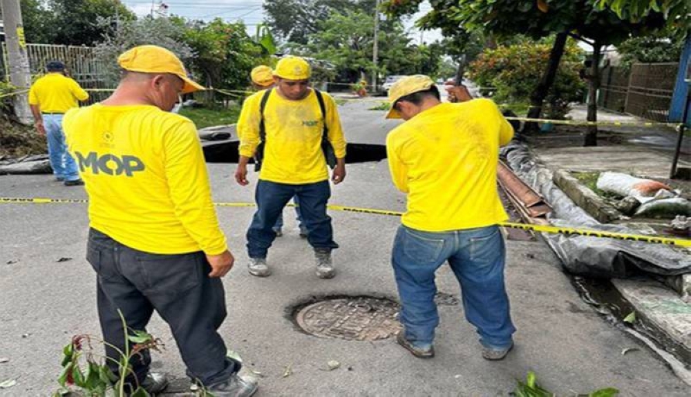 Personal del Ministerio de Obras Públicas trabajando en una obra. / Cortesía.,image_description: