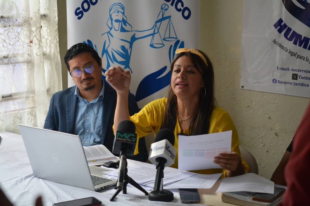 La directora del Socorro Jurídico Humanitario, Ingrid Escobar, explicó el caso de la detención de la agente. / Lisbeth Ayala.,image_description: