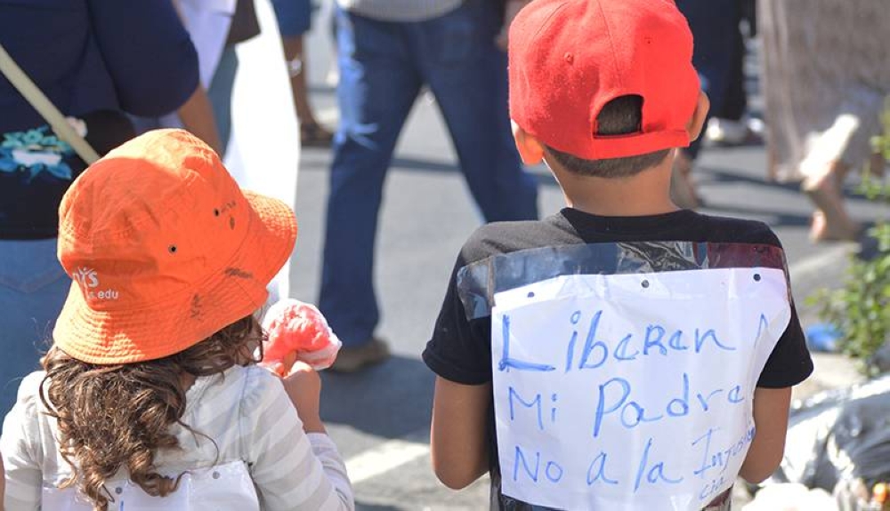 Hijos de capturados en el régimen de excepción en una de las protestas del Movir. / Lisbeth Ayala. ,image_description: