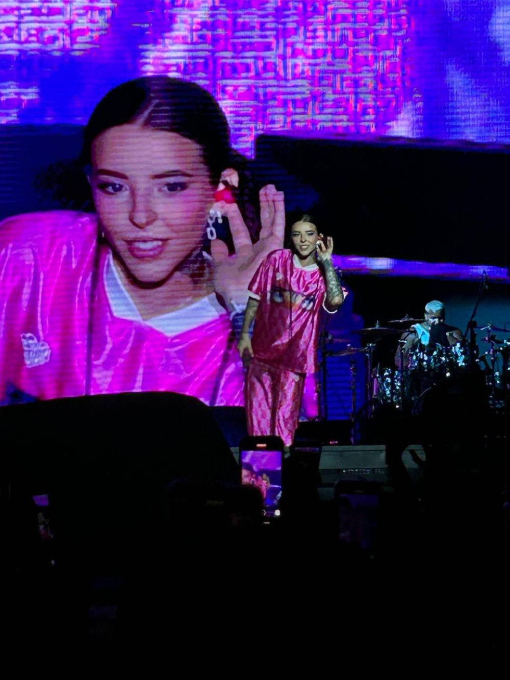 La guapa boricua escuchó cómo los salvadoreños conocen casi todas sus letras. Foto: Rubén Ramos