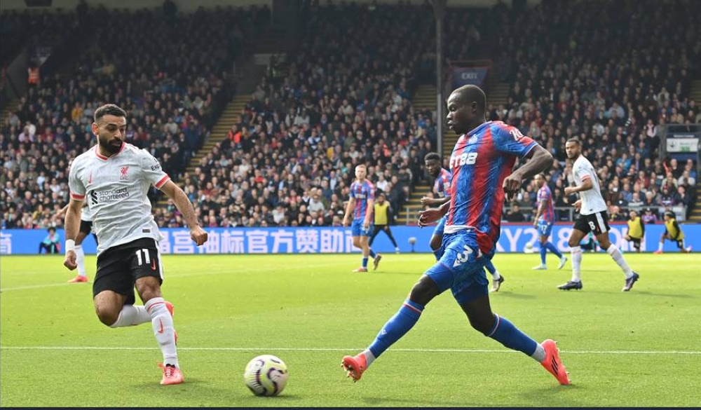 Tyrick Mitchell, del Palace, corta el avance de Mohamed Salah, del Liverpool. / AFP,image_description: