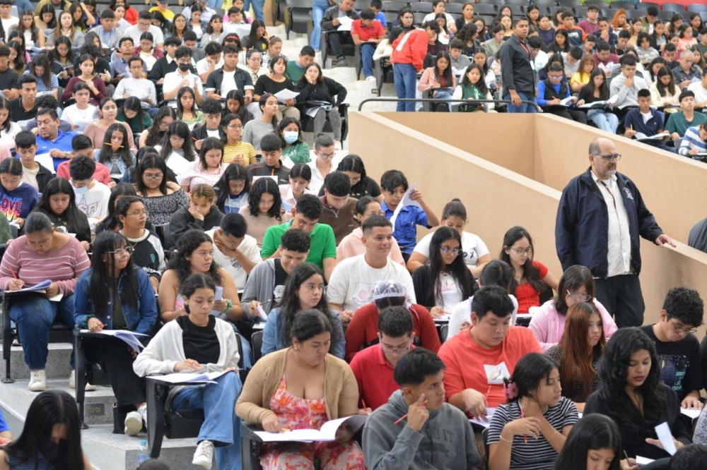 Más de 14,500 estudiantes se someterán entre sábado y domingo al examen de admisión de la UES. /Lisbeth Ayala,image_description: