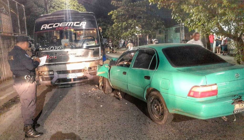 Un accidente entre un microbús de la ruta 41A y un vehículo dejaron tres lesionados este viernes. /PNC,image_description: