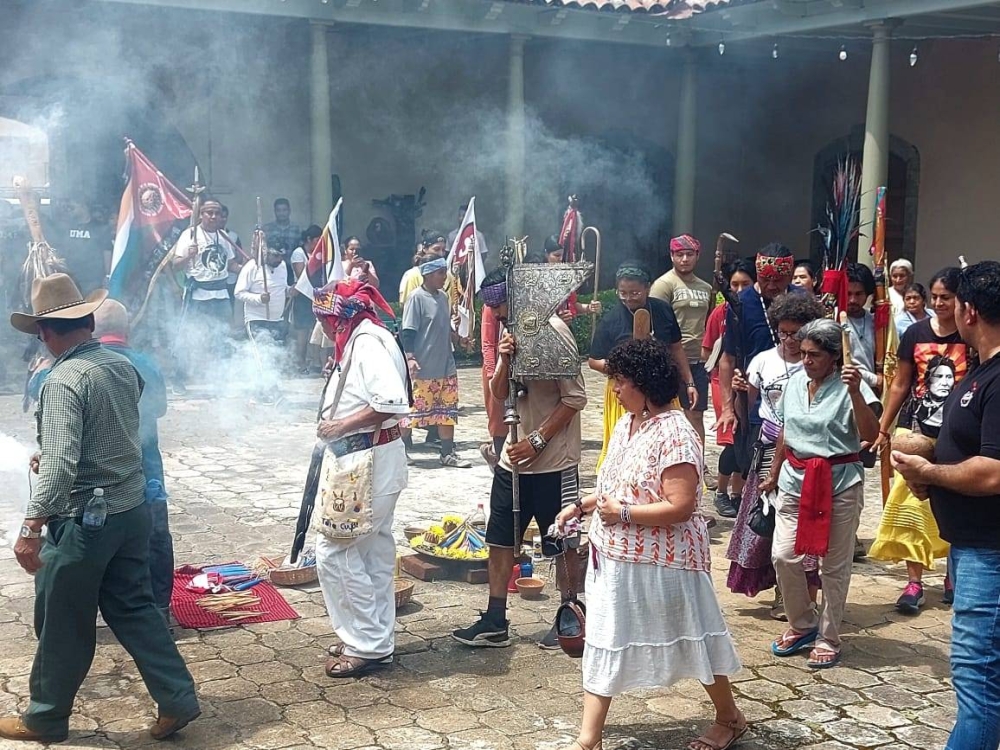 La ceremonia recuerda cuando el águila y el cóndor se juntaran en volcán Ilamatepec. /Cortesía,image_description: