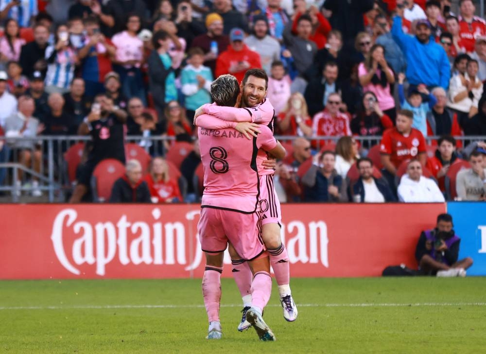 Leonardo Campana celebra su gol con Lionel Messi, que entró a los 60039. / AFP,image_description:Inter Miami CF v Toronto FC