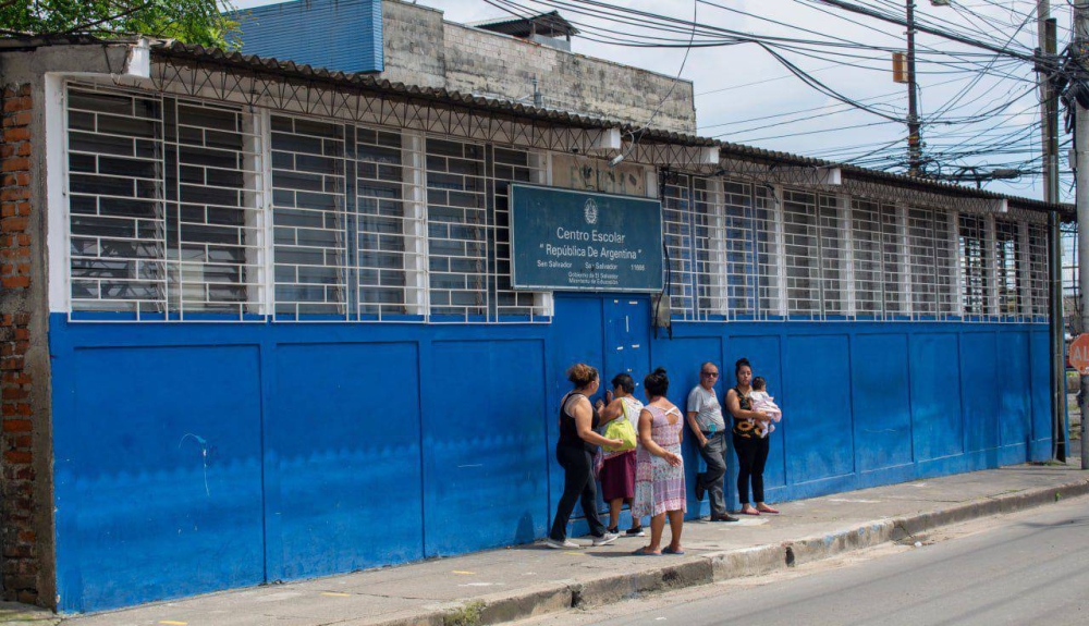 La reunión se realizó a puerta cerrada, sin acceso a medios de comunicación y se les prohibió a los padres de familia grabar y fotografíar al director departamental de Educación de San Salvador. /Lisbeth Ayala,image_description: