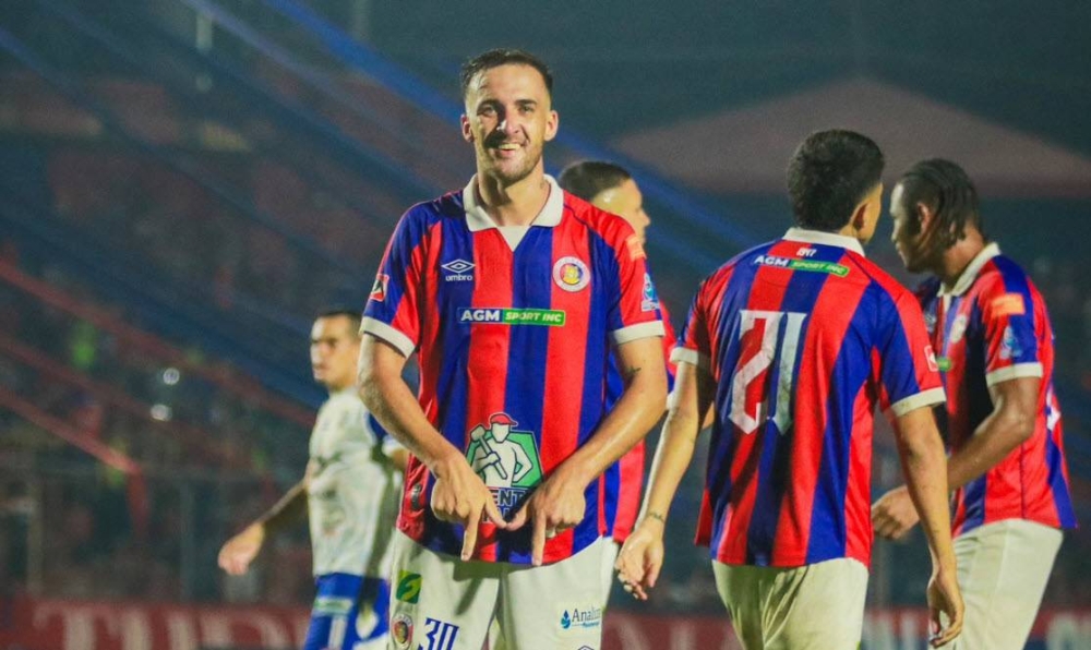 Mathías Goyeni, de FAS, celebra el cuarto gol de su equipo. / CD FAS,image_description: