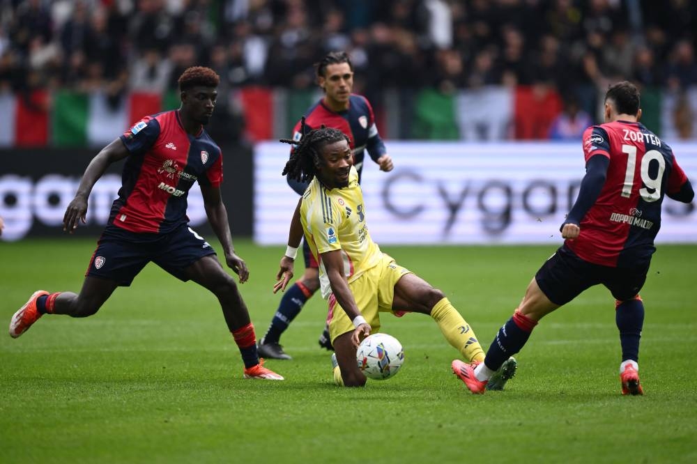 Khephren Thuram, de Juventus, trata de evadir a los defensores del Cagliari. / AFP,image_description:Football: Serie A  day 7: Juventus v Cagliari