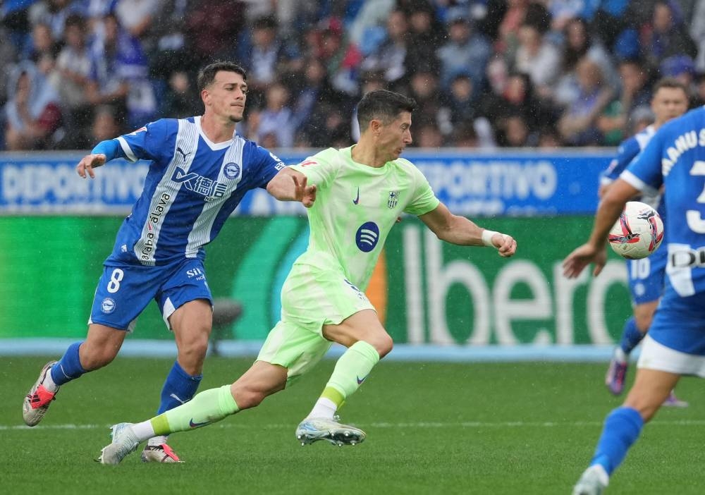 Robert Lewandowski anotó los tres goles ante Alavés. / AFP,image_description: