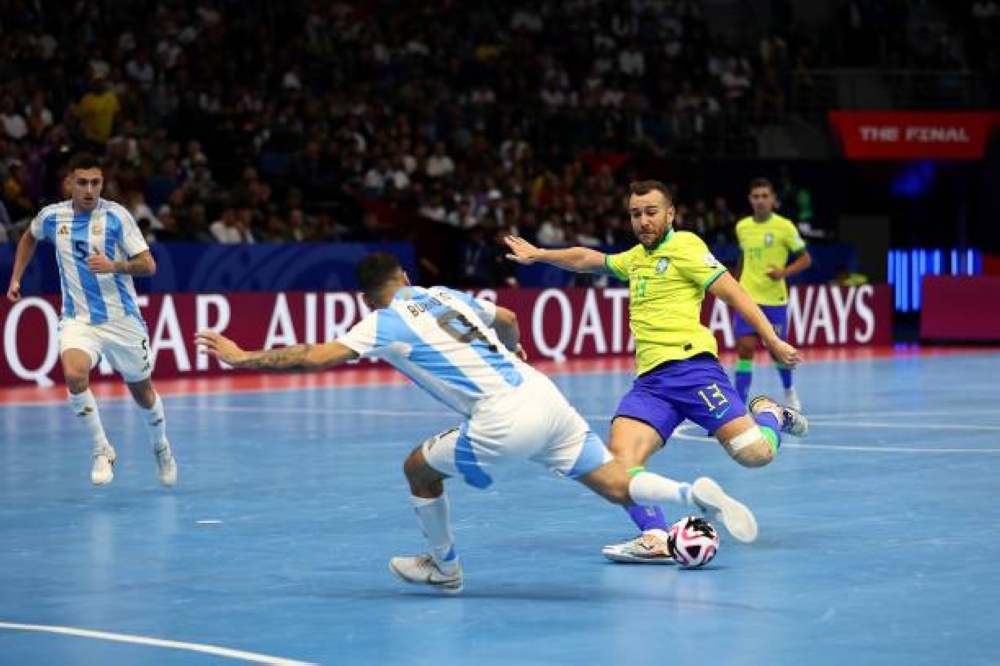 Una acción de la final entre Brasil y Argentina. ,image_description: