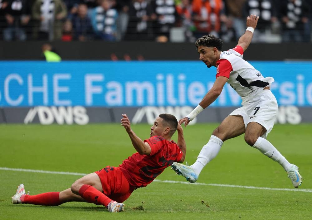 Omar Marmoush, del Eintracht Frankfurt, anota frente al Bayern sobre la hora. / AFP,image_description: