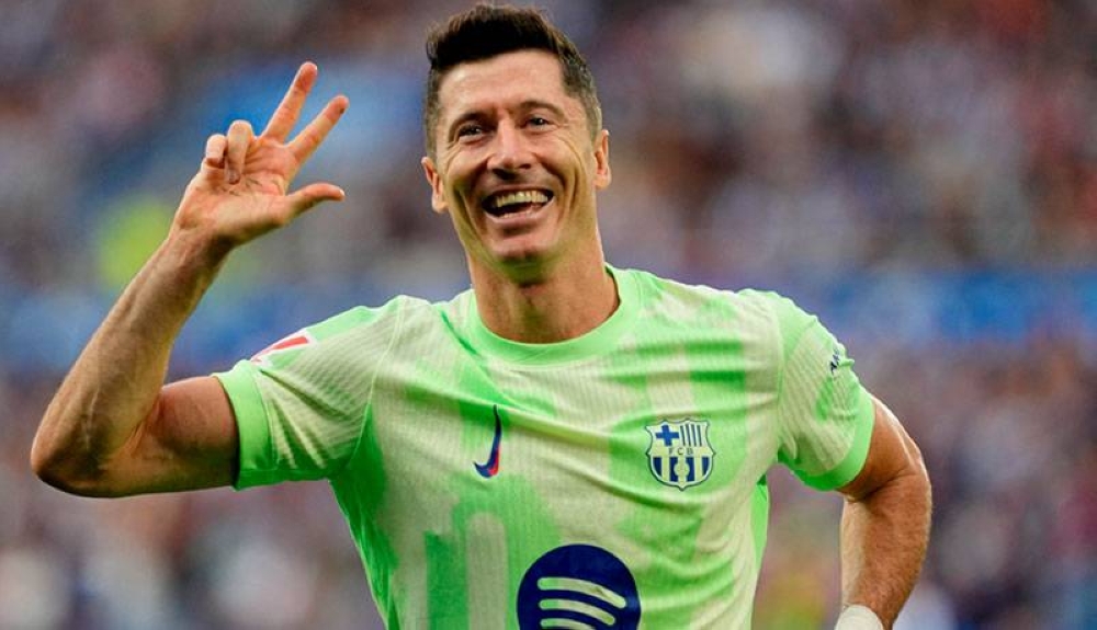 Robert Lewandowski, anotó un hat.trick ante el Alavés. / AFP,image_description: