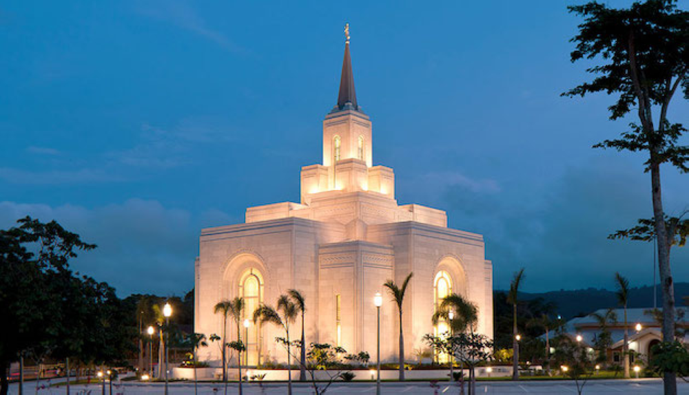 El Templo Mormón de Antiguo Cuscatlán, erigido en 2011, fue el primero de El Salvador.,image_description: