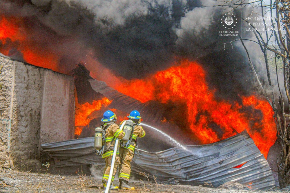 Agentes del Cuerpo de Bomberos, PNC y Fuerza Armada intervinieron en el incendio en la fábrica de reciclaje de Tejutla, Chalatenango. /Secretaría de la Presidencia,image_description: