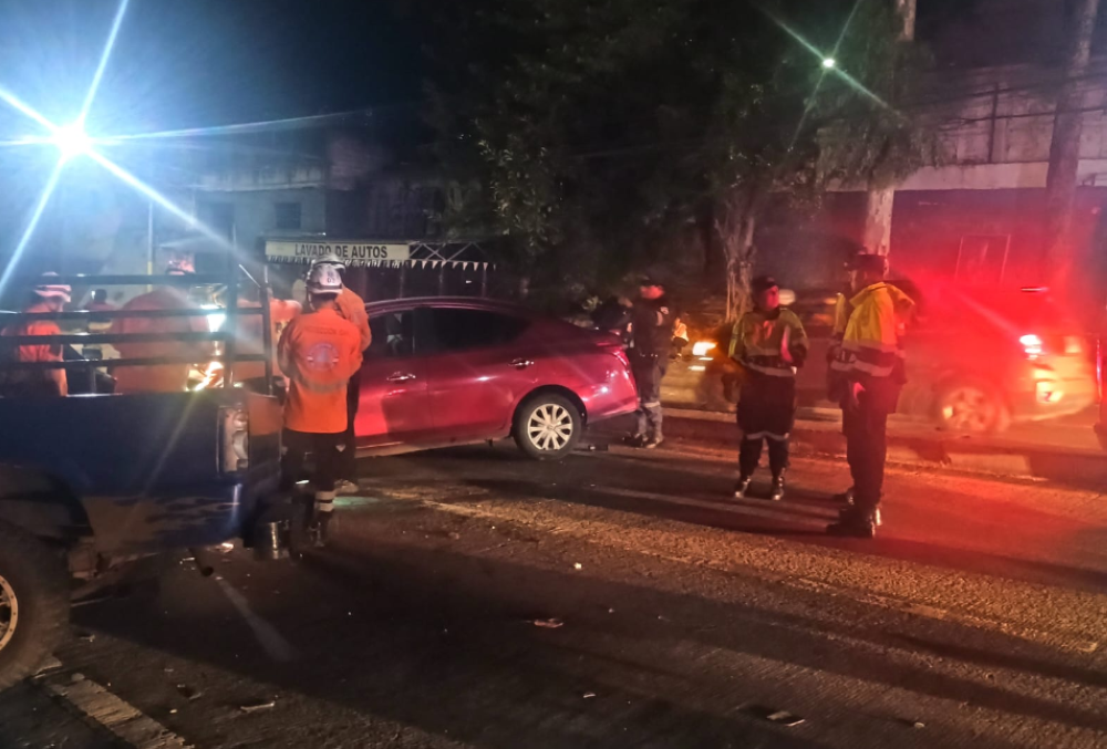 Cuerpos de socorro atendieron diferentes accidentes de tránsito durante la noche del domingo y madrugada del lunes/ Foto tomada de la cuenta oficial de la PNC en la red social X.,image_description: