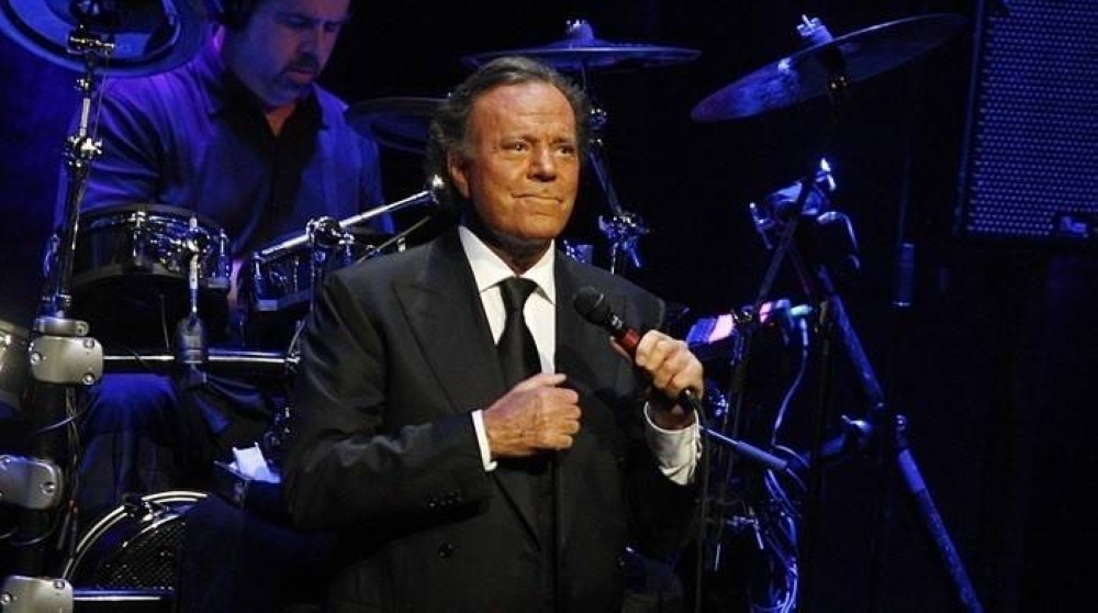 Julio Iglesias durante una de sus presentaciones en Barcelona en 2012. Photo by Miquel Benitez/Getty Images,image_description: