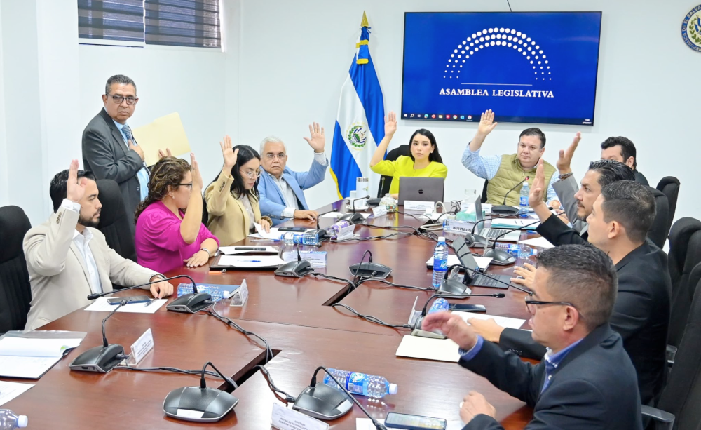 La Comisión de Hacienda de la Asamblea Legislativa aprueba dos dictámenes, una reforma presupuestaria y la autorización para negociar el crédito. / AsambleaSV.,image_description: