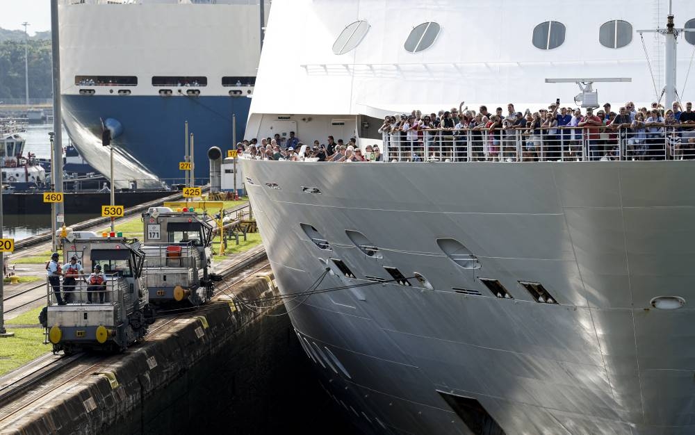 Turistas del Brilliance of the Seas en el Canal de Panamá. /AFP,image_description: