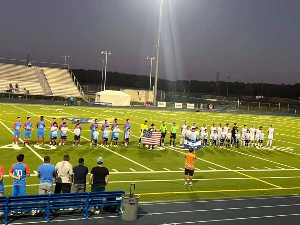 Los actos previos al juego del Alianza en Richmond. ,image_description: