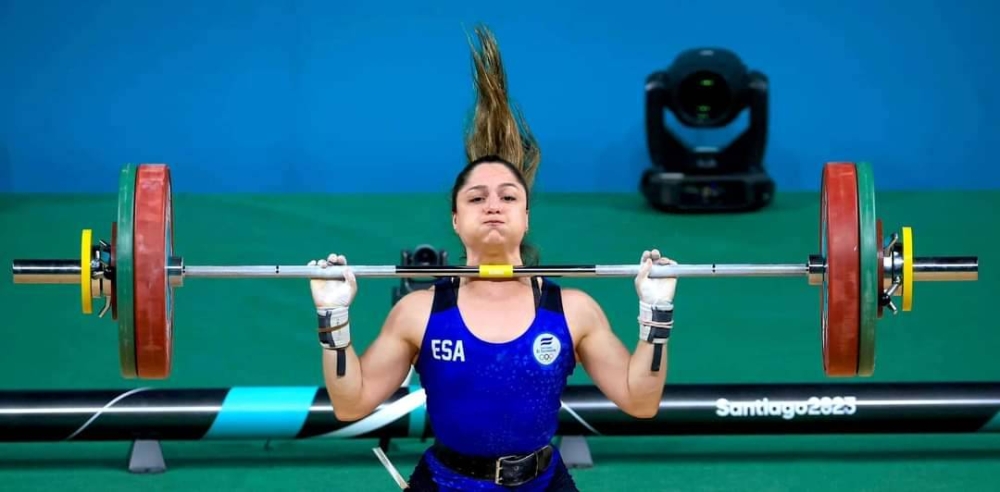 Victoria Grenni, levantadora de pesas de El Salvador. ,image_description: