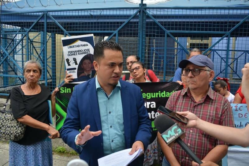 Representantes de tres organizaciones denunciaron capturas arbitrarias ante la Sala de lo Constitucional. /Lisbeth Ayala,image_description: