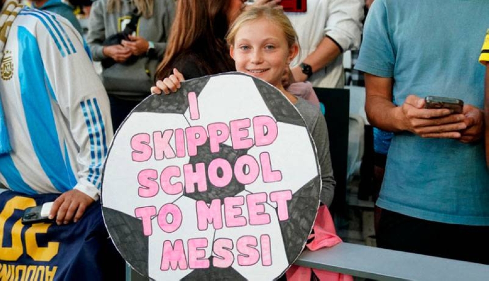 Me salté la escuela para conocer a Messi, son algunas de las pancartas que se logran ver en los estadios en los que el argentino se presenta con el Inter Miami. / AFP,image_description: